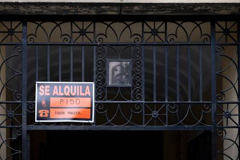 <i>Un cartel de “Se alquila” en un edificio en una imagen de archivo. / Europa Press.</i>
