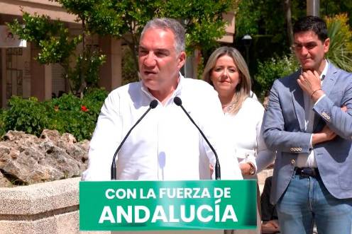 <i>Elías Bendodo en su comparecencia ante los medios de comuncación en Alcalá la Real. Archivo. / Europa Press.</i>