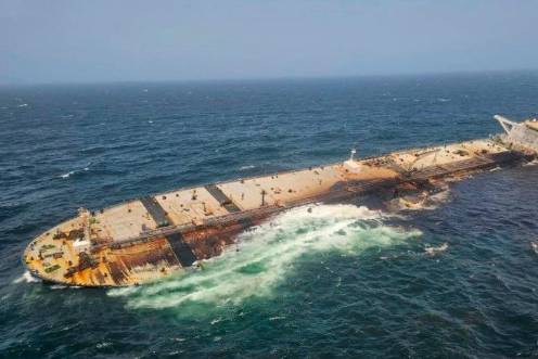 <i>Un petrolero de la “flota fantasma” de Rusia encallado frente a las costas de Omán. / Europa Press.</i>