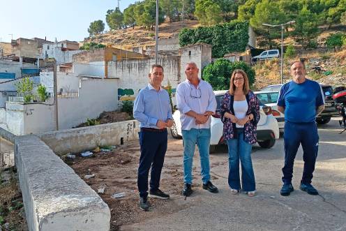 <i>Javier Padorno y África Colomo, junto al presidente de la asociación de vecinos, Juan Torres, y miembros de su junta directiva. / Ayuntamiento de Jaén.</i>