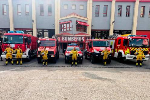 <i>Vehículos retenes forestales bomberos de Jaén. / Ayuntamiento de Jaén.</i>