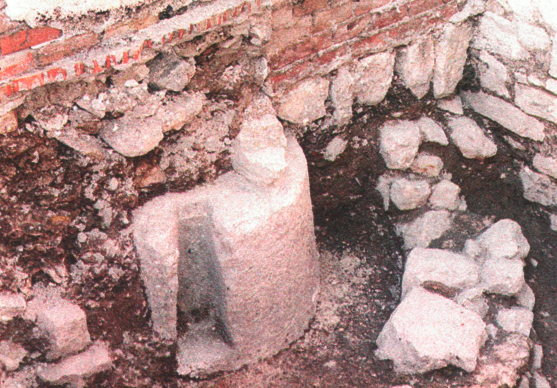<i>Vista de la piedra de granito del molino romano del siglo II descubierto en la Alcantarilla. / Archivo Histórico de Diario JAÉN.</i>