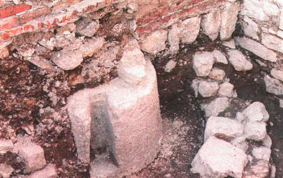<i>Vista de la piedra de granito del molino romano del siglo II descubierto en la Alcantarilla. / Archivo Histórico de Diario JAÉN.</i>