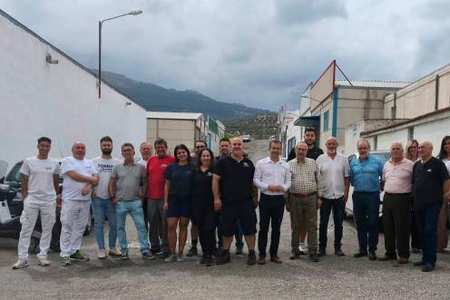 <i>El alcalde de Jaén, Julio Millán, y el concejal del área Económica, Francisco Lechuga en una foto de familia con los empresarios del Pilar de la Dehesa. / Ayuntamiento de Jaén. </i>