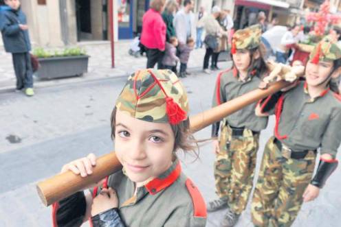 <i>Los niños recorrieron las calles del centro de la capital demostrando la buena cantera cofrade que tiene Jaén. / Archivo Histórico de Diario JAÉN.</i>