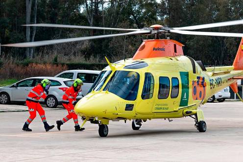 <i>Dos efectivos se suben a un helicóptero del 061.</i>