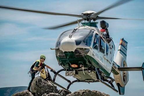<i>Helicóptero que acudió a la zona donde una escaladora cayó a una altura de 200 metros. / 112 Andalucía.</i>