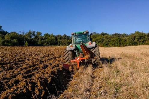 <i>Tractor arando en el campo. / Europa Press. </i>