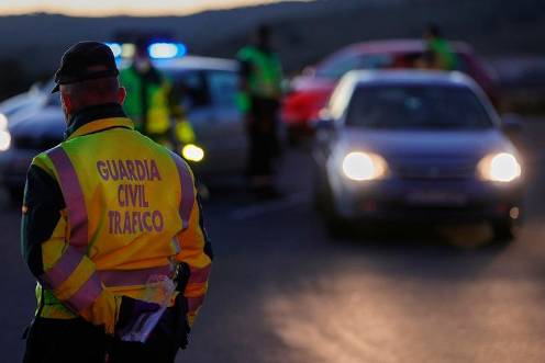 <i>Un agente durante un control de la Guardia Civil un día antes de la Operación de Nochevieja, en la carretera A-1, a 30 de diciembre de 2021, en Madrid. / Eurpa Press. </i>