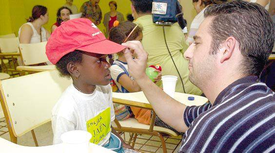 <i>Un niño saharaui con su padre de acogida, durante el verano de 2002. / Archivo Histórico Diario JAÉN. </i>