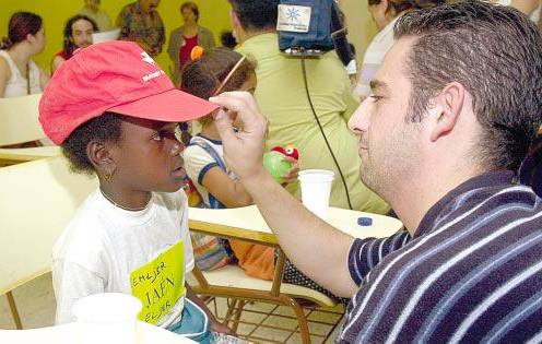 <i>Un niño saharaui con su padre de acogida, durante el verano de 2002. / Archivo Histórico Diario JAÉN. </i>
