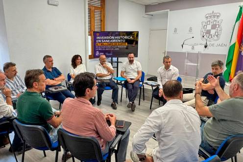 <i>El alcalde Julio Millán junto a los concejales Francisco Lechuga y Javier Padorno en la reunión con los representantes de los comerciantes y de vecinos. / Ayuntamiento de Jaén.</i>