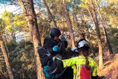 <i>Momento del rescate del parapentista por parte de los efectivos de bomberos de Jaén. / Ayuntamiento de Jaén. </i>
