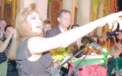 <i>Rocío Jurado, durante el pregón de las fiestas de San Pedro de Torredonjimeno. / Archivo Histórico Diario JAÉN. </i>