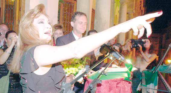 <i>Rocío Jurado, durante el pregón de las fiestas de San Pedro de Torredonjimeno. / Archivo Histórico Diario JAÉN. </i>