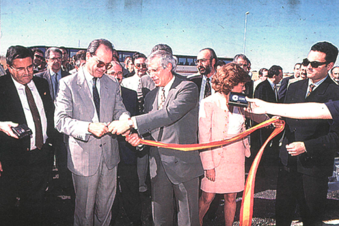<i>Manuel Chaves corta la cinta de apertura en la autovía en presencia de José Borrell, Amparo Rubiales y Alfonso Sánchez. / Archivo Histórico de Diario JAÉN.</i>