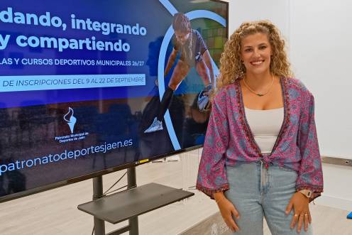 <i>La concejala de Deportes, Beatriz López en la programación del programa de cursos deportivos municipales. / Ayuntamiento de Jaén. </i>