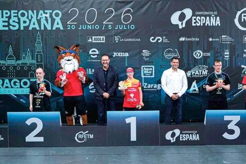 <i>Marcos Valsera, en el centro del podio, exhibe su trofeo como campeón de España de tenis de mesa. </i>