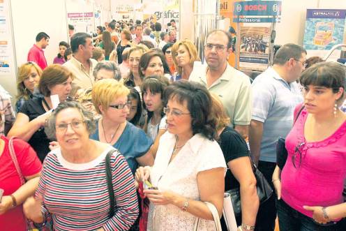 <i>Algunos de los visitantes a la Feria Multisectorial de Torredonjimeno. / Archivo histórico de Diario JAÉN.</i>