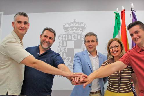 <i>Julio Millán, María del Carmen Angulo y representantes del sector. / Ayuntamiento de Jaén. </i>