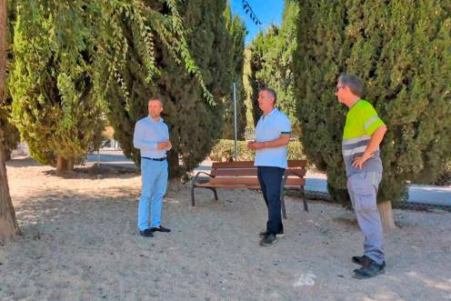 <i>Visita de Julio Millán y Javier Padorno al nuevo parque canino San Felipe. / Ayuntamiento de Jaén. </i>