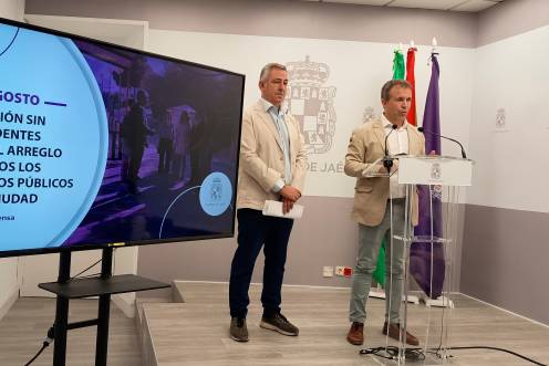 <i>Javier Padorno y Julio Millán en la rueda de prensa para las inversiones en los colegios de Jaén. / Ayuntamiento de Jaén. </i>