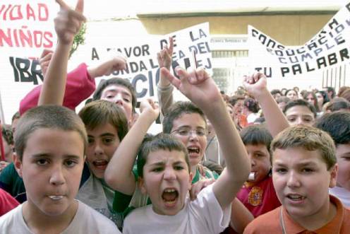 <i>Uno de los grupos de manifestantes, antes de comenzar su recorrido al principio del Paseo de la Estación. / Archivo Histórico de Diario JAÉN.</i>