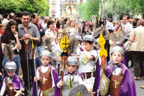 <i>Niños vestidos de romano durante las Cruces de Mayo de 2005. / Archivo fotográfico Diario JAÉN.</i>