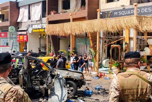 <i>Un coche destrozado tras un ataque contra el sur de Líbano. Imagen de archivo. / Europa Press.</i>