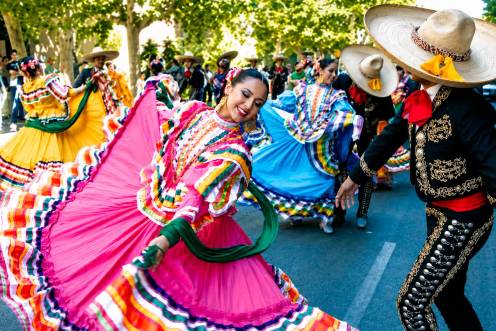 <i>Integrantes del grupo senegalés “Ballet Kora”, durante el pasacalles por el centro de la capital. / Archivo Diario JAÉN.</i>