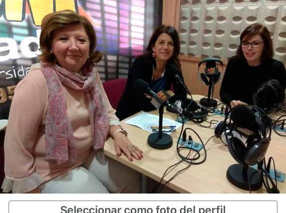 <span class=mln_uppercase_mln>implicación. </span><i>Presentación de los cursos formativas. A la derecha, en el programa de radio universitaria en el que dan a conocer su actividad.</i>