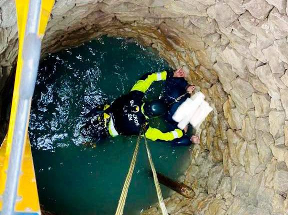 <i>Bomberos auxilian al hombre en el interior del pozo. / Bomberos de Jaén.</i>