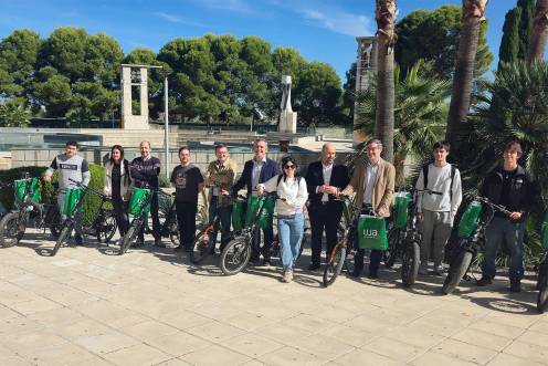 <i>Acto de entrega de los 25 bicicletas. / UJA.</i>