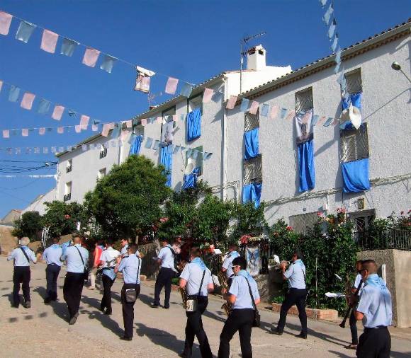 <i>“Los Pizarrines” abren el cortejo. Las fachadas de las casas engalanadas con los colores de La Milagrosa.</i>