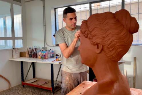 <i>El artista bilbilitano José María Sánchez, en su taller. / Ayuntamiento de Calatayud. </i>