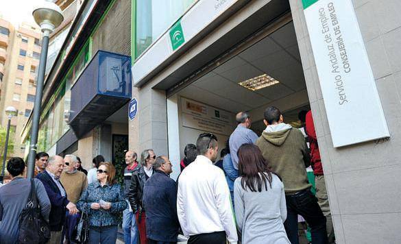 <i>Personas aguardan cola en la entrada de una oficina de empleo. / Agustín Muñoz / Diario JAÉN.</i>