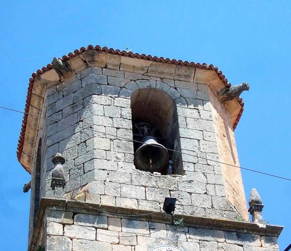 <i>Vista del campanario de la torre y de las gárgolas en la base del chapitel.</i>