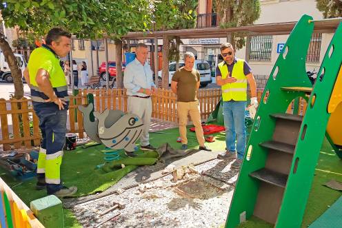 <i>Durante la visita a parques infantiles. / Ayuntamiento de Jaén. </i>