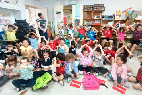 <i>Todos los alumnos de la extensión de Torres de Albanchez del CPR El Collao alzan los brazos y hacen con sus manos el gesto del corazón durante la sesión de Prensa Escuela. / F. Gaitán / Diario JAÉN.</i>