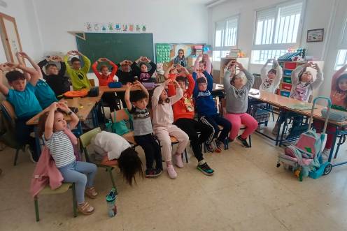 <i>Todos los alumnos del colegio alzan los brazos y hacen el gesto del corazón para decir “te quiero”. / F. Gaitán / Diario JAÉN.</i>