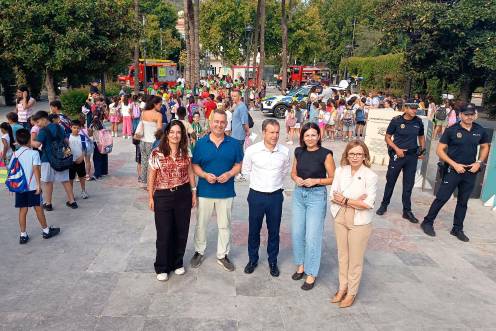 <i>Eva Funes, Javier Padorno, Julio Millán, Isabel Uceda y María del Carmen Angulo posando durante una de las actividades. / Ayuntamiento de Jaén. </i>