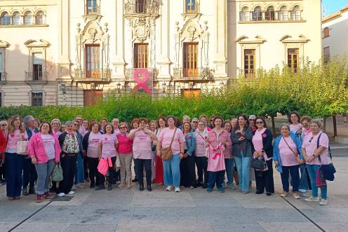 <i>Mujeres de San Felipe y Puente Jontoya, junto a miembros del equipo de Gobierno, conmemoran el Día Mundial contra el Cáncer de mama. / Ayuntamiento de Jaén.</i>