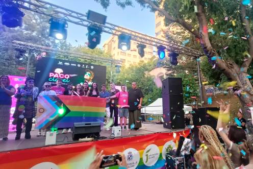 <i>Final del pregón de Paco Clavel, junto a autoridades y miembros de Somos Colores en el escenario. / Imágenes de F. Gaitán / Diario JAÉN. </i>