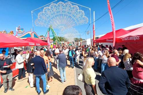 <i>Ambiente en el recinto ferial al mediodía. / Francisco Gaitán / Diario JAÉN.</i>
