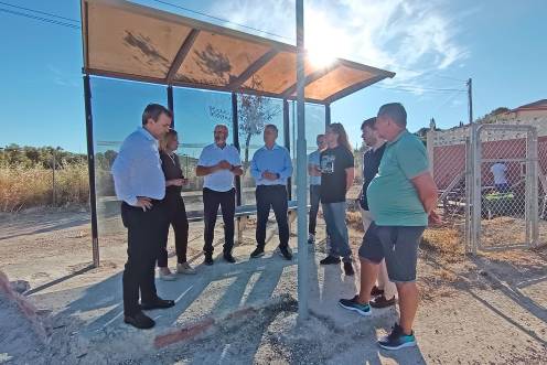 <i>Julio Millán, acompañado de la concejala de Atención y Participación Ciudadana, María del Carmen Angulo, y del concejal de Mantenimiento Urbano, Javier Padorno, ha visitado este miércoles el barrio de La Manseguilla</i>