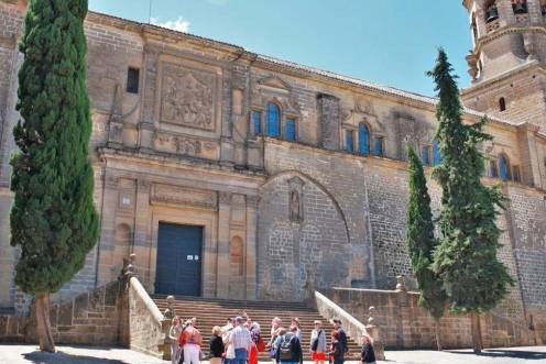 <i>Un grupo de turistas ante la Catedral de Baeza. Archivo. / Consejería de Turismo y Andalucía Exterior.</i>
