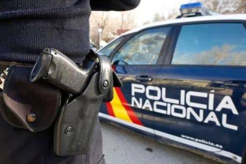 <i>Imagen de archivo de un agente y un coche de la Policía Nacional.</i>