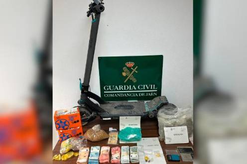 <i>Drogas, dinero en efectivo y el patinete incautados tras desmantelar el punto de venta en Torreblascopedro. / Guardia Civil.</i>