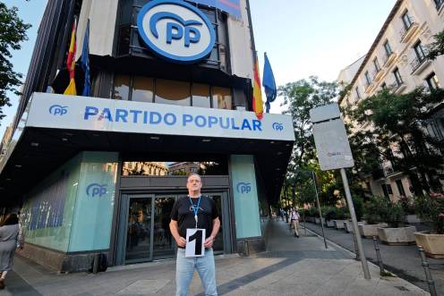 <i>El actor César Vea, frente a la sede del PP en Madrid.</i>