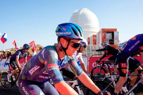 <i>Los corredores llegan a la meta de el Calar Alto donde hoy ha terminado la duodécima etapa de la Vuelta a España 2026. / Europa Press.</i>